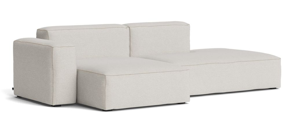 Helles Mags Soft Sofa von Hay mit Armlehne links und Ottomane, modernes Wohnzimmer-Design.