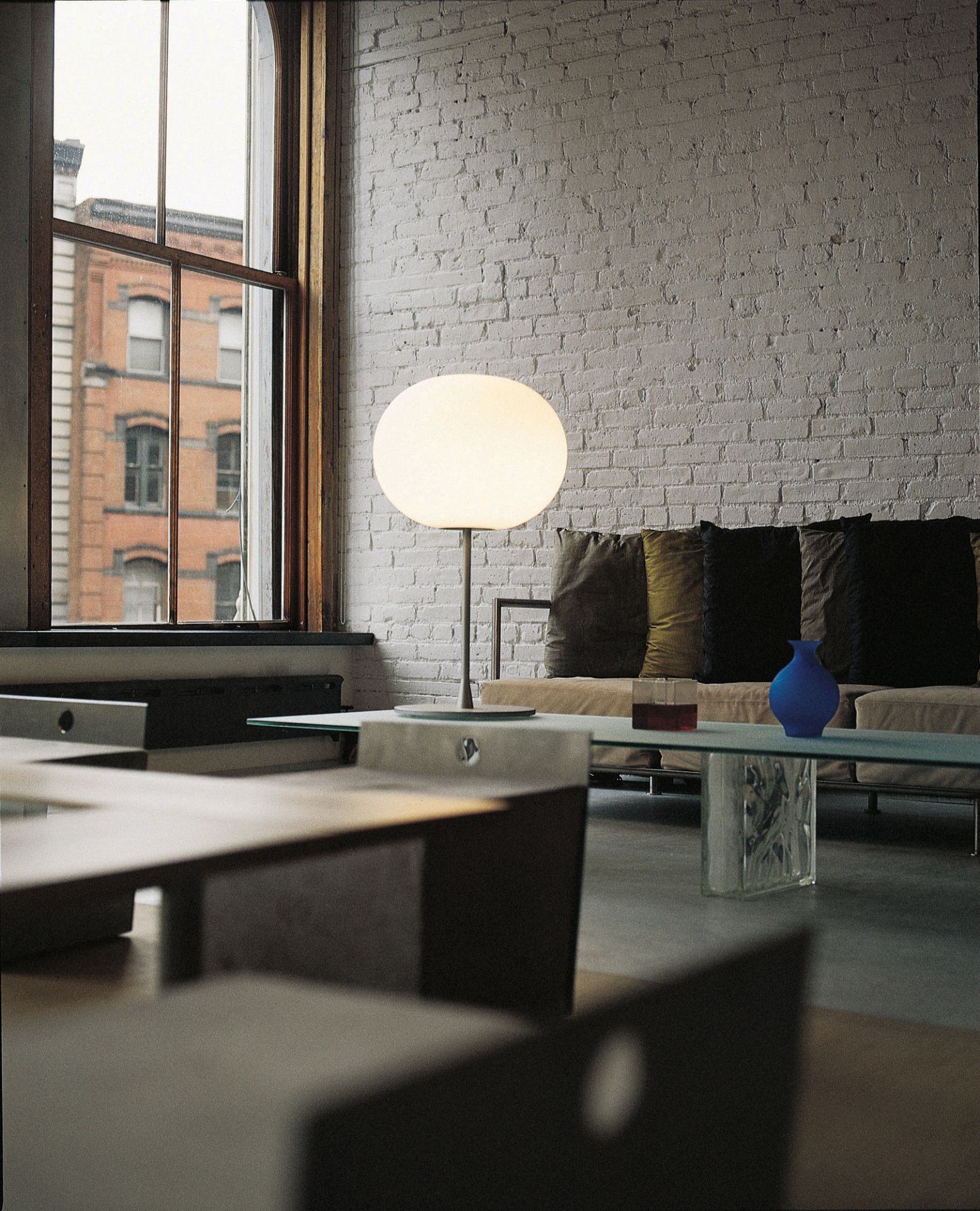 Glo Ball T1 Tischleuchte von Flos: Runde Designerlampe mit sanftem Licht in modernem Wohnraum.