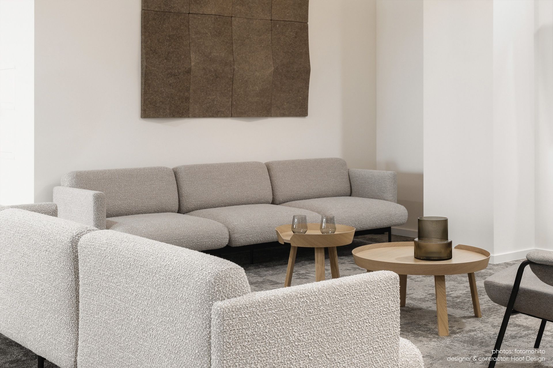 Beige fora FR 423 Sofa 3-Sitzer von Bejot mit passenden Sesseln und Holztischen in modernem Büro.