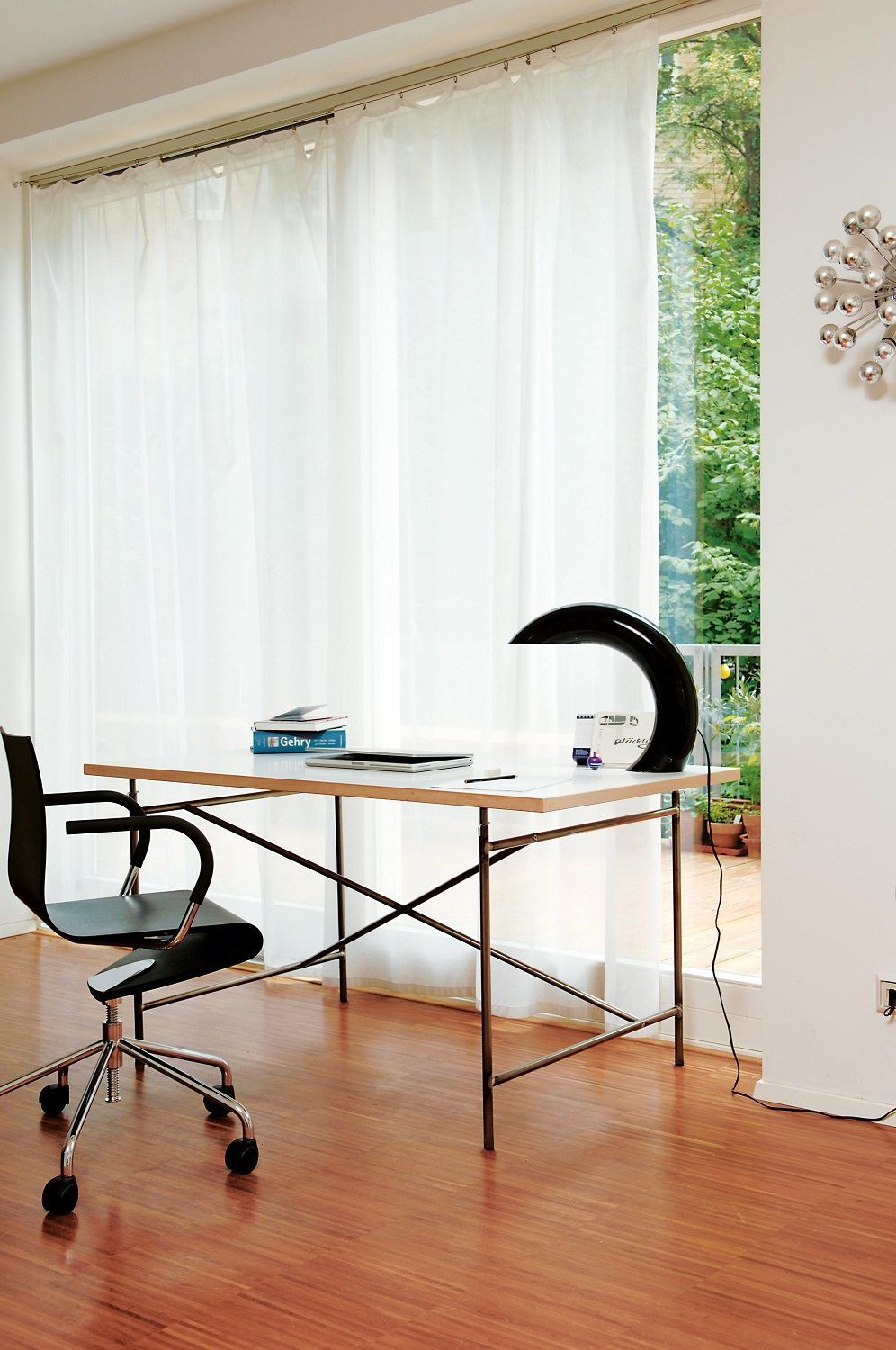 Eiermann 2 Tisch mit Stahlgestell von Richard Lampert im modernen Arbeitszimmer mit Stuhl.