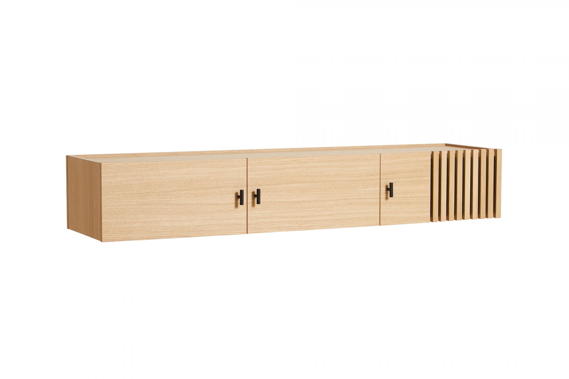 Woud Array Sideboard, wandmontiert, aus hellem Holz mit drei Türen und Lamellendetail.