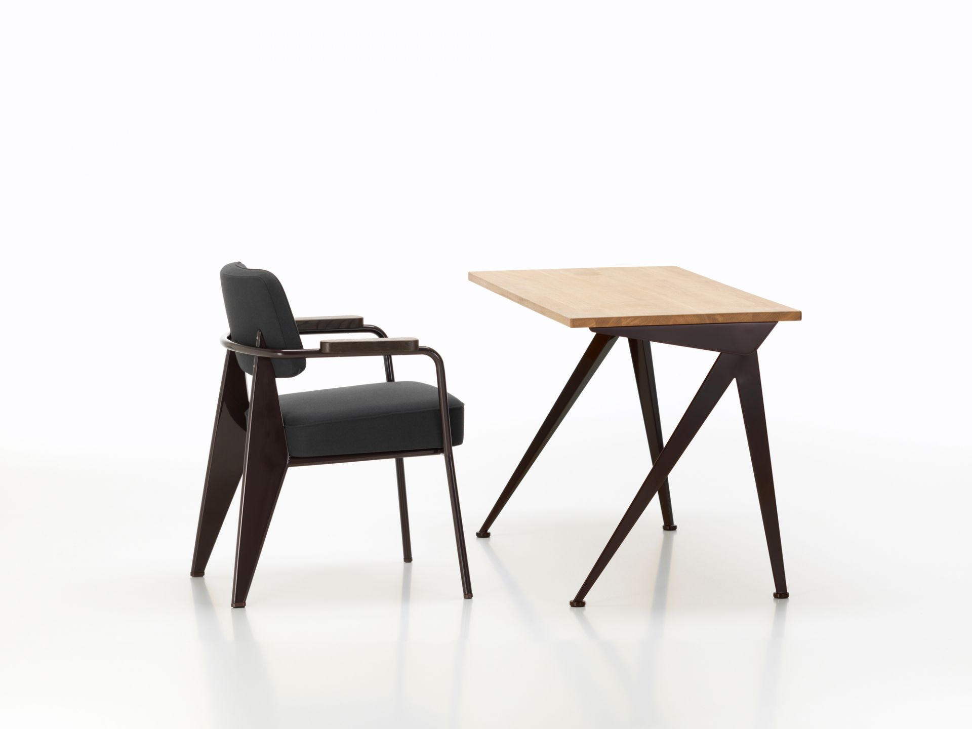 Vitra Compas Direction Schreibtisch mit Holzplatte und passendem Bürostuhl auf weißem Hintergrund.