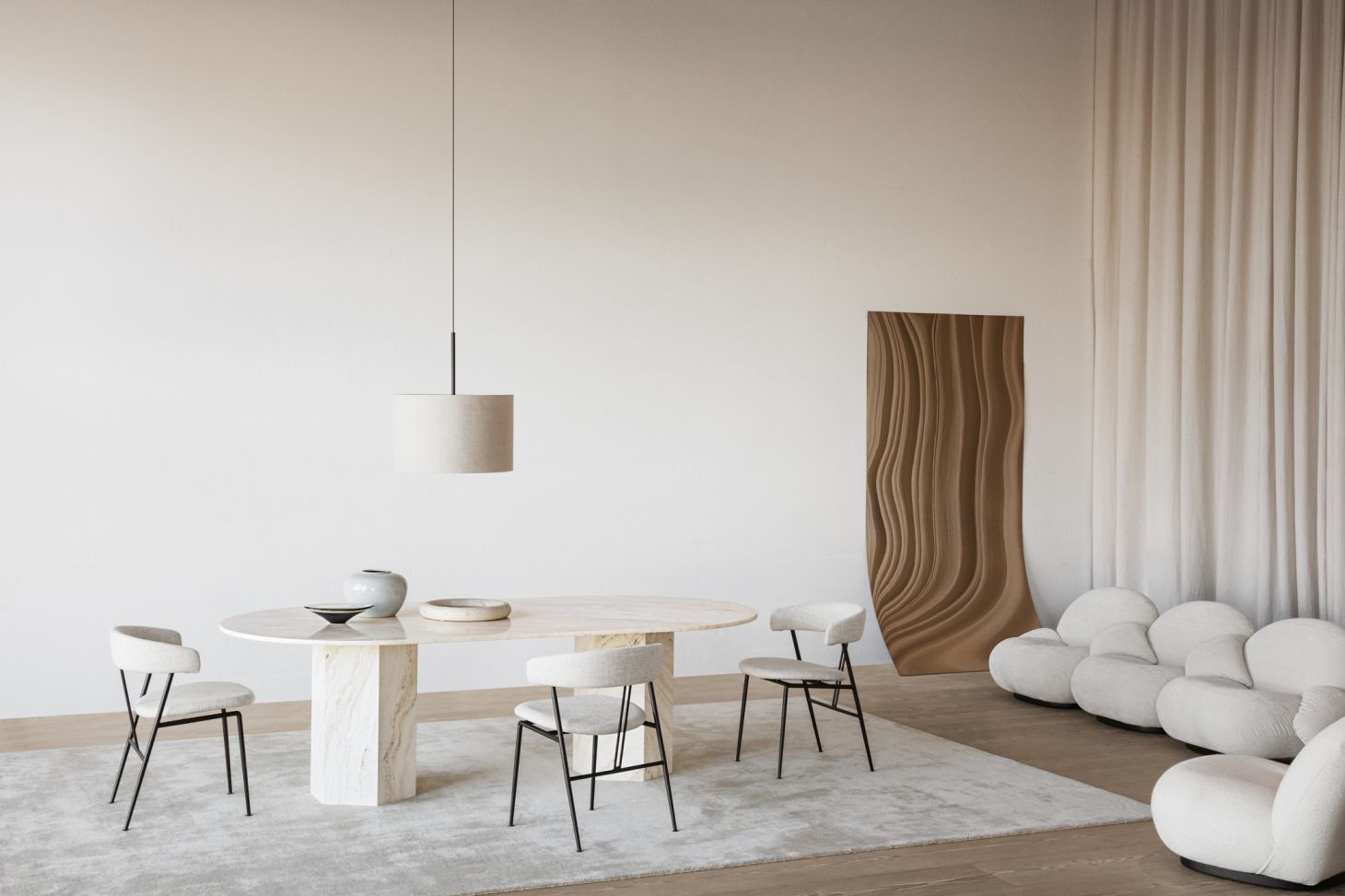 Gubi Epic Esstisch elliptisch aus Travertin mit Stühlen in hellem, minimalistischem Esszimmer.