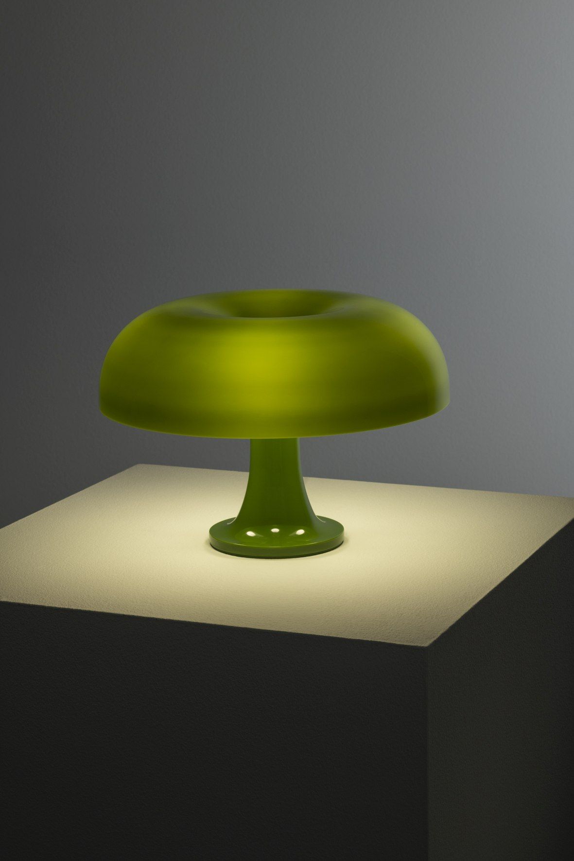 Grüne Nessino Tischleuchte von Artemide, Pilzdesign, modernes Wohnaccessoire und stimmungsvolle Beleuchtung.