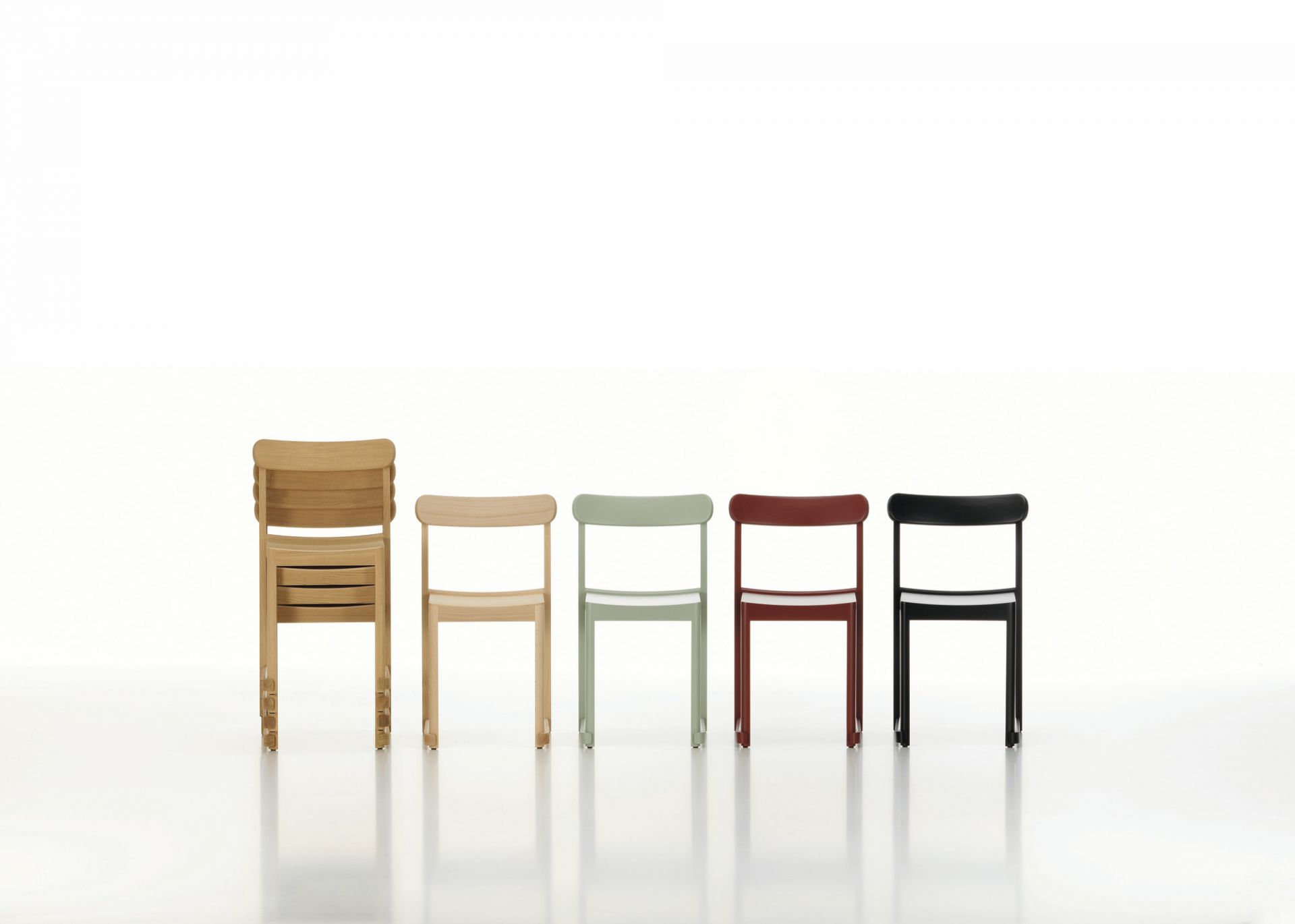 Reihe von Atelier Stühlen von Artek in verschiedenen Farben, darunter dunkelrot lackiert.