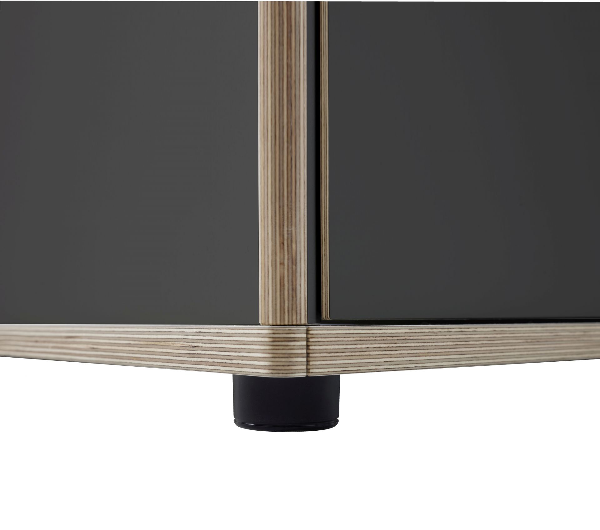 Detailaufnahme vom Spaze Bett von Müller Möbelwerkstätten, graue Front, helle Holzkanten und schwarze Füße.