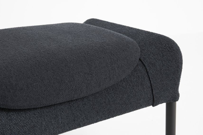 Detailaufnahme des modernen 02 Ottoman Hay Hockers in Anthrazit mit weicher Polsterung und minimalistischem Design.