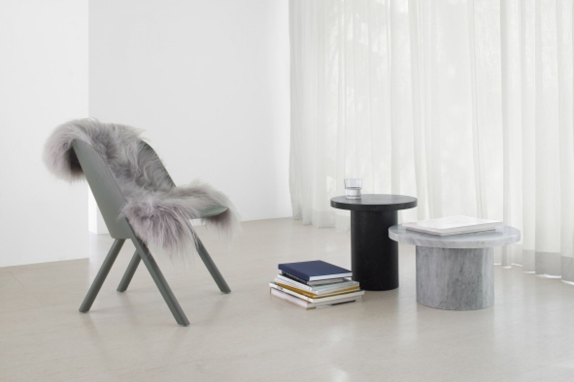 EC05 That Sessel e15: Grauer Holzstuhl mit Fellauflage, minimalistisches Design für modernes Wohnzimmer.