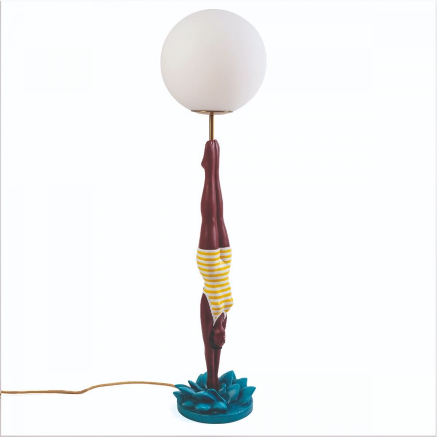 Seletti Diver Tischleuchte in Gelb: Skulpturale Lampe mit Taucherfigur und Kugel-Lampenschirm.