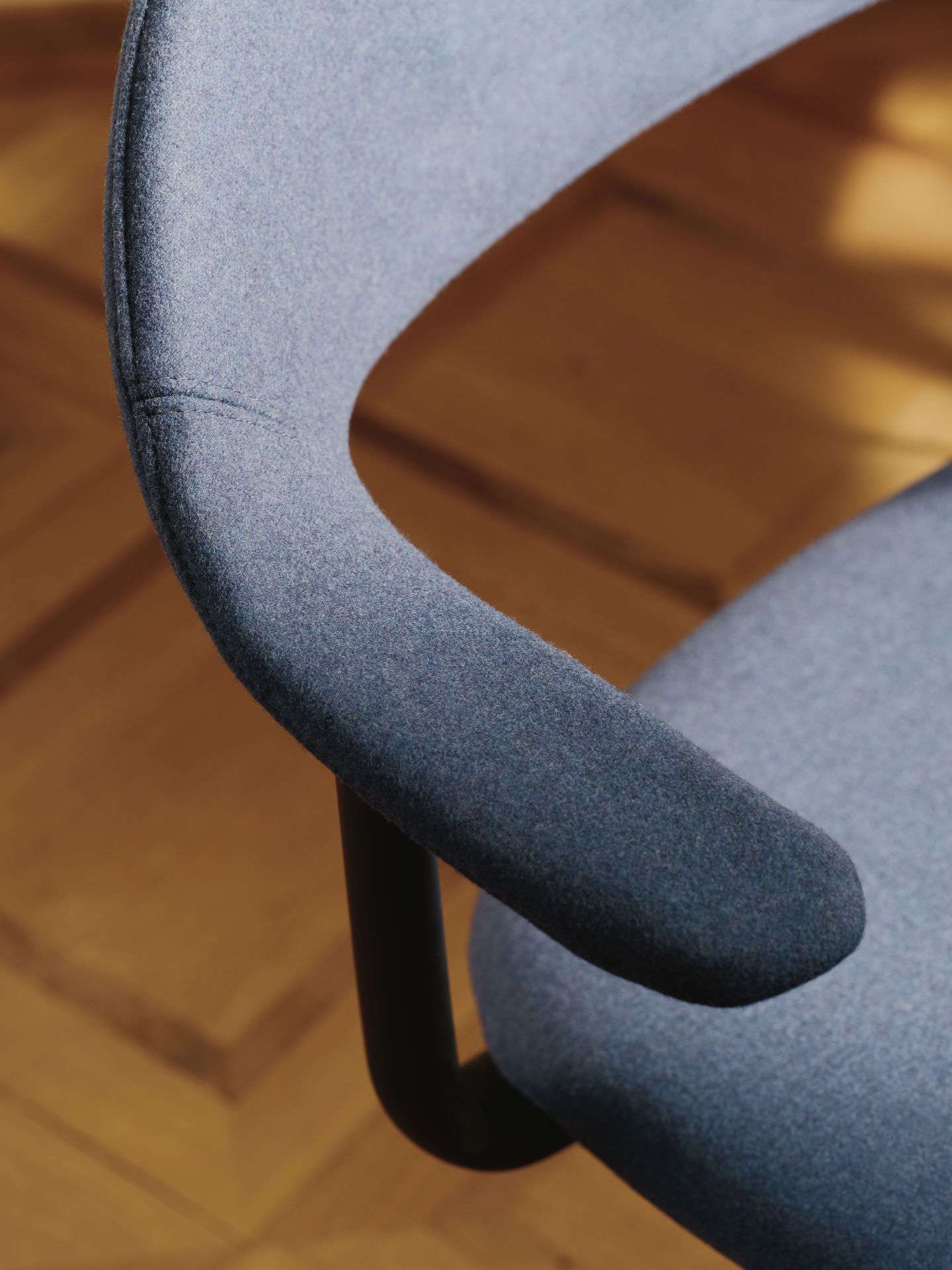 Detailaufnahme der blauen Mynt Polsterung für Vitra Bürostuhl, ergonomische Armlehne und bequeme Sitzfläche.