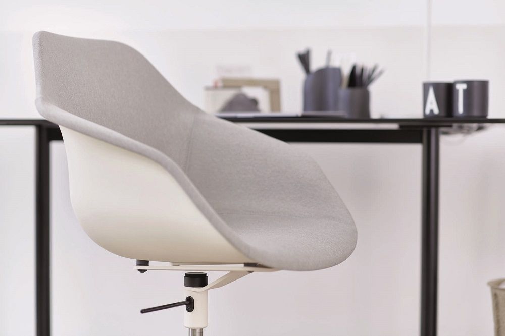 Yonda Drehstuhl von Wilkhahn, Bürostuhl mit grauem Bezug und weißer Sitzschale vor Schreibtisch.