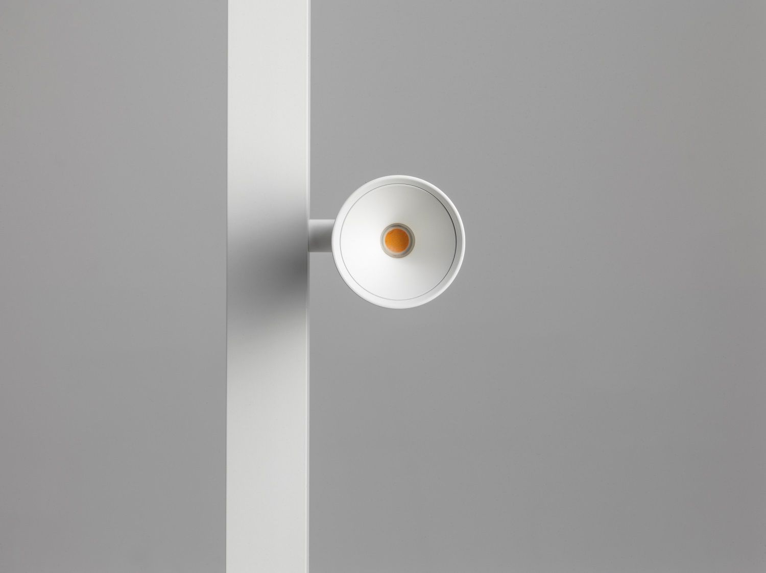 Detailaufnahme der Zen X Stehleuchte: Moderne Stehlampe mit minimalistischem, weißem Design und warmem Licht.