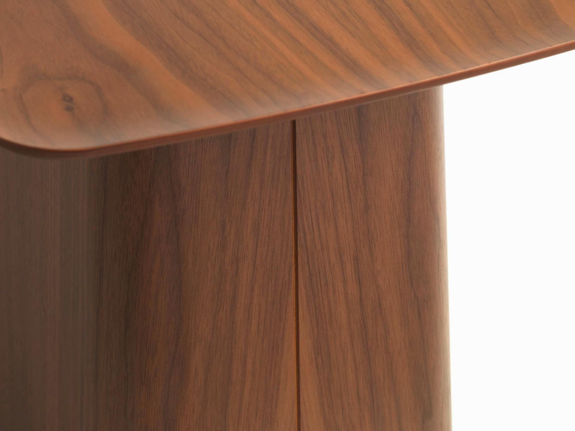 Detailaufnahme vom Vitra Wooden Side Table Beistelltisch in Walnuss, modernes Design Möbel für Wohnzimmer.
