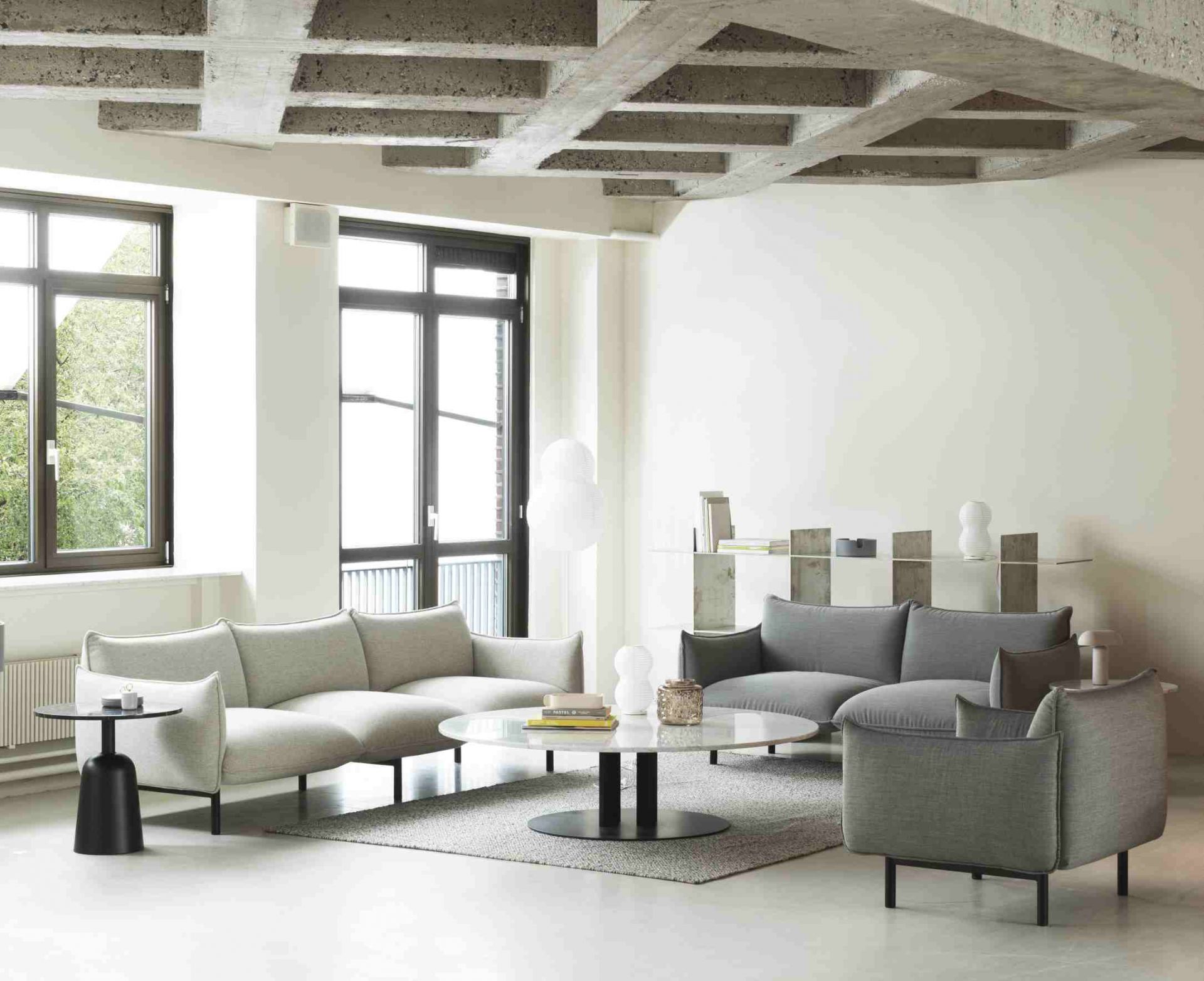 Heller Wohnraum mit grauem Ark Lounge Chair Sessel von Normann Copenhagen und passender Sofalandschaft.