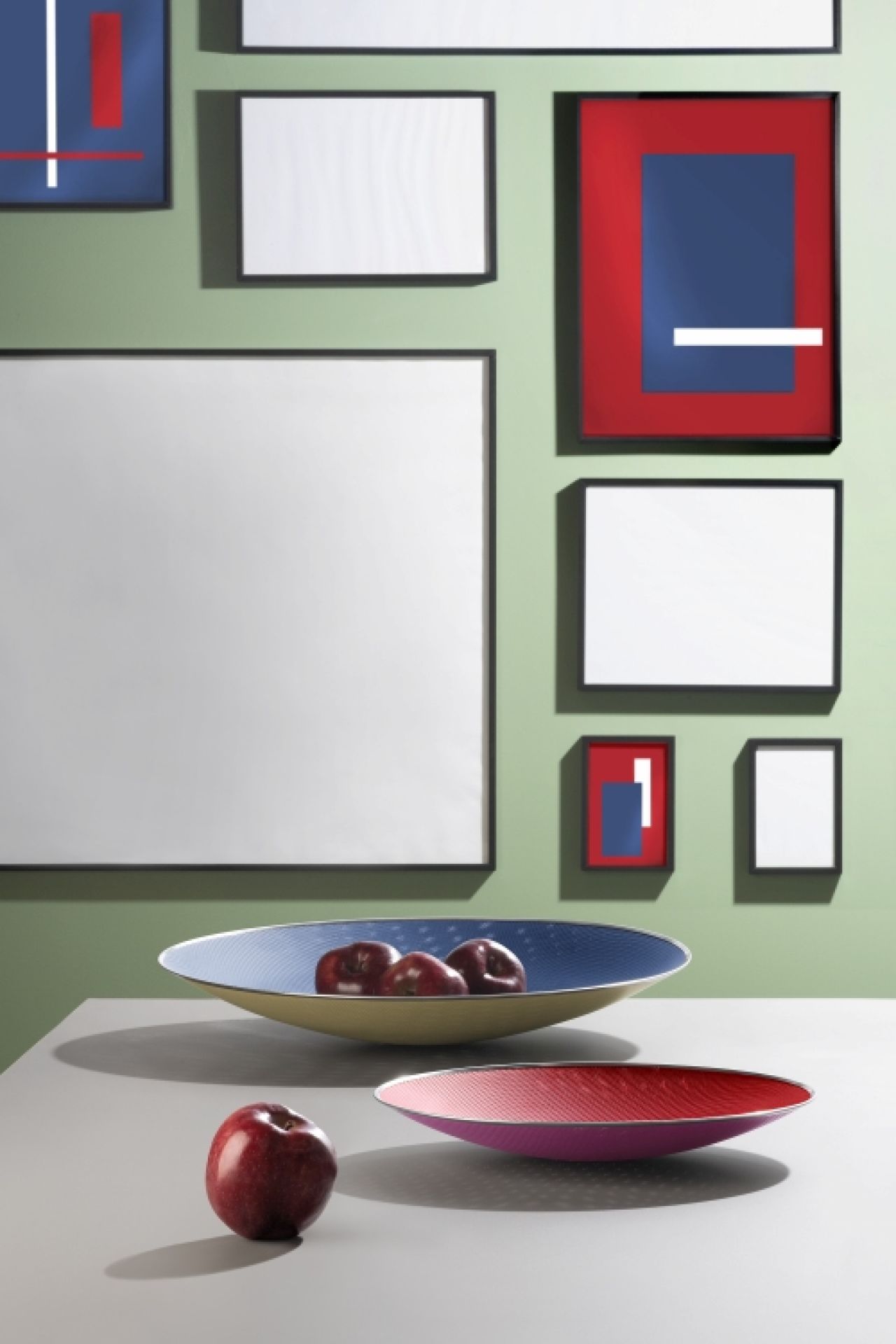 Cohncave Alessi Schale, blau und elfenbeinfarben, mit Äpfeln. Design Schale für Obst.