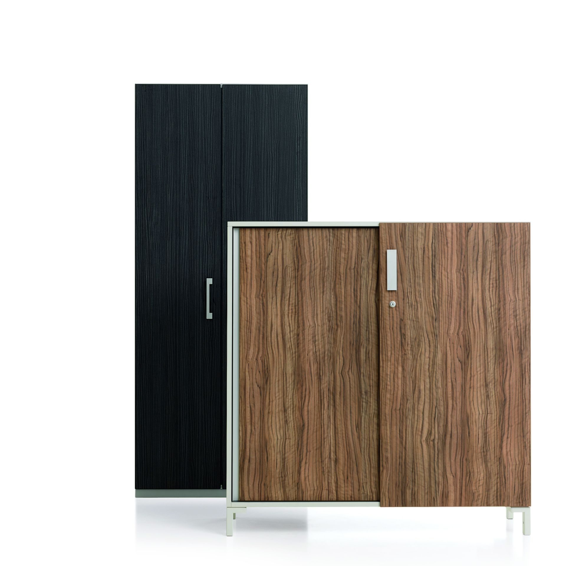 Steelcase Share It Schrank: Schwarzer Drehtürenschrank und brauner Schiebetürenschrank mit Holzstruktur für Büro und Homeoffice.