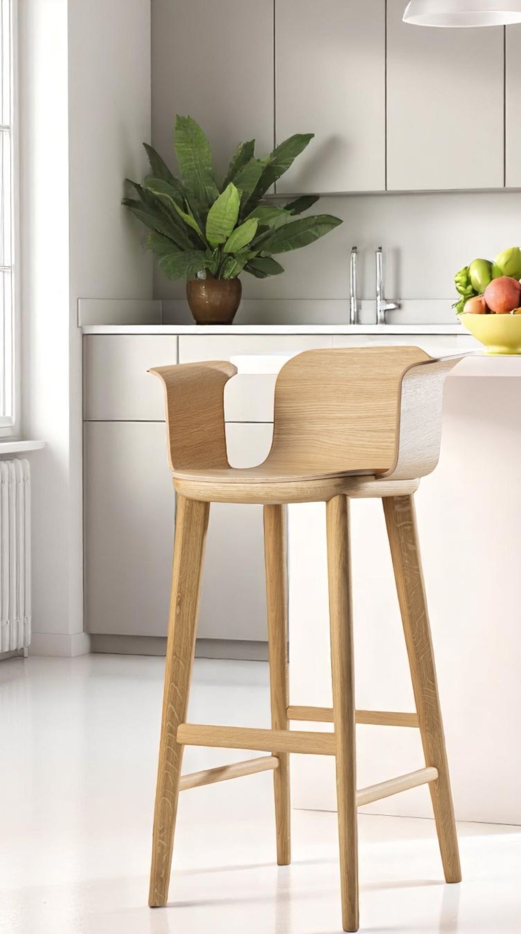 Aeon Comfort Barstool aus hellem Holz mit Armlehnen in moderner Küche, Sitzmöbel für die Bar.