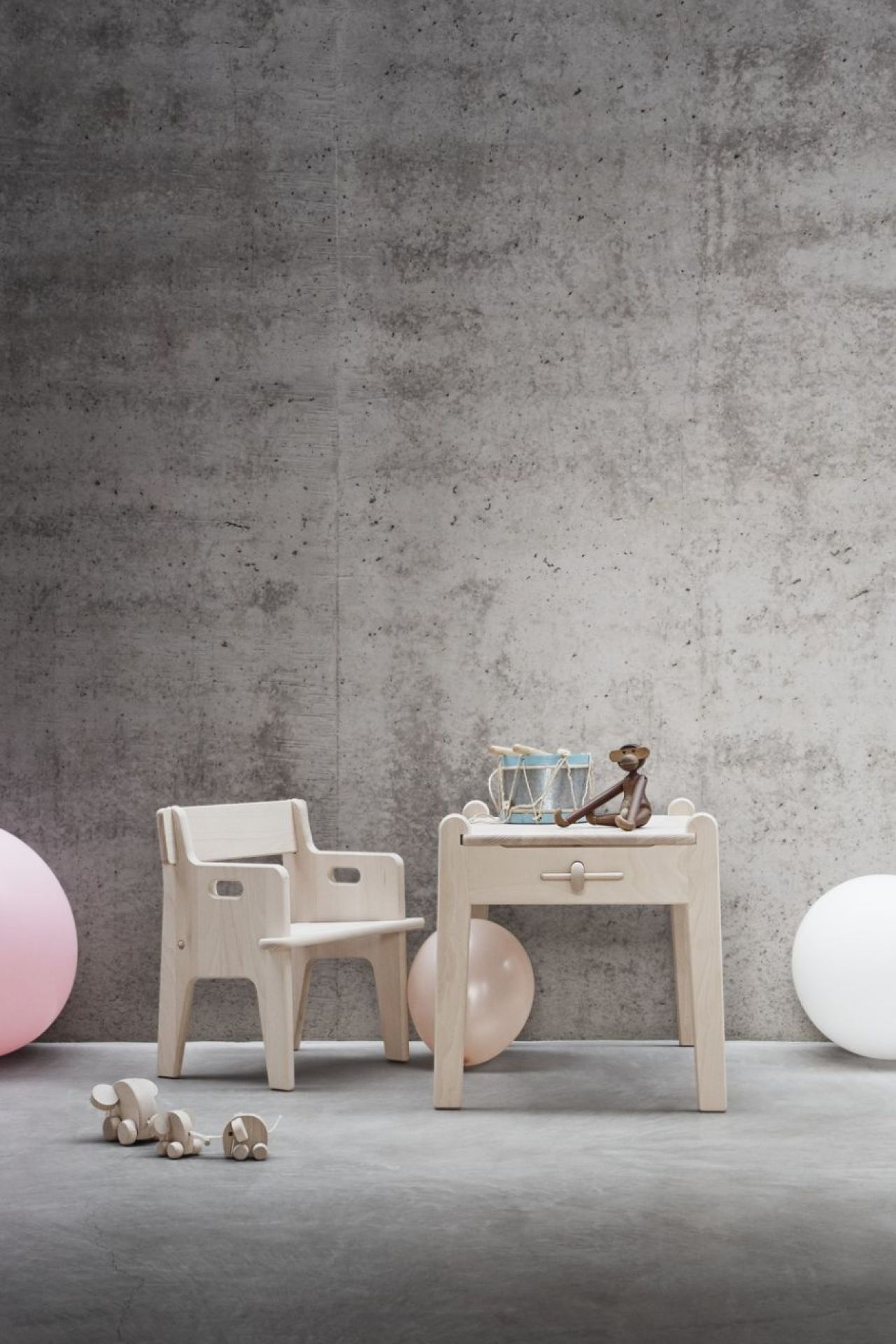 CH411 Peter's Kindertisch von Carl Hansen & Søn aus Holz mit Stuhl und Spielzeug.
