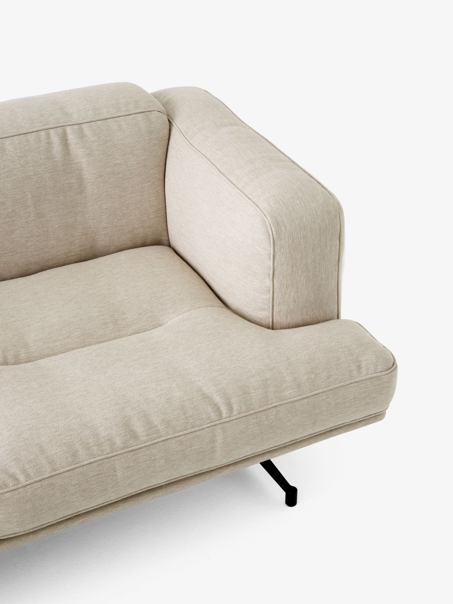 Detailaufnahme des AndTradition Inland AV22 Sofas in Beige mit Armlehne und schwarzem Fuß.