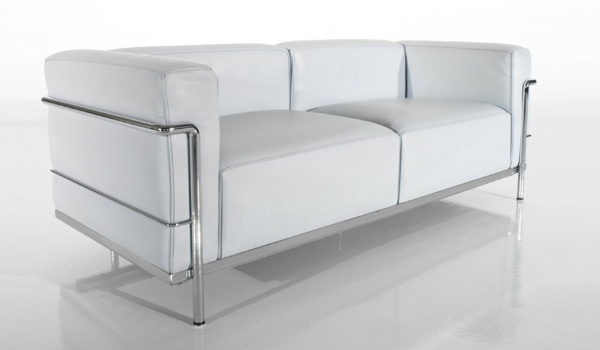 Weißes Cassina Sofa Zweisitzer "Grand Confort" mit Stahlrohrgestell, modernes Design Ledersofa für Wohnzimmer.