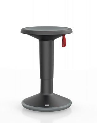 UPis1 Stehhocker von Interstuhl in Tiefschwarz, ergonomischer Bürohocker mit roter Schlaufe, ideal für dynamisches Sitzen.