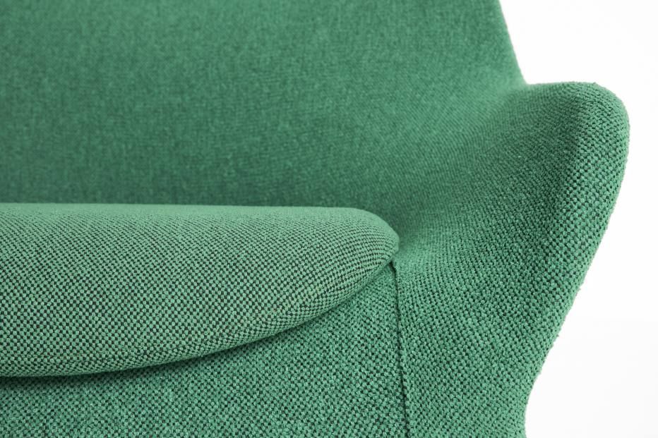 Detailaufnahme des grünen Hay 02 Lounge Sessels mit Armlehne und hochwertiger Stoffpolsterung.
