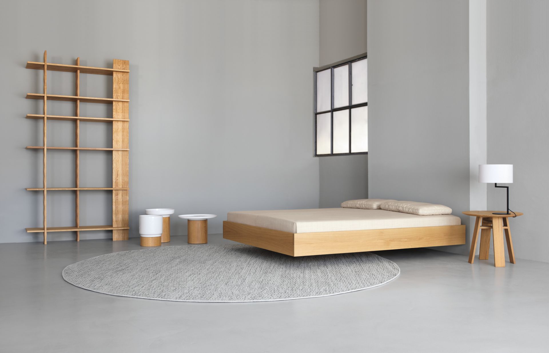 Minimalistisches Simple Holzbett aus Nussbaum, Größe 160, mit Nachttisch und Regal im Schlafzimmer.