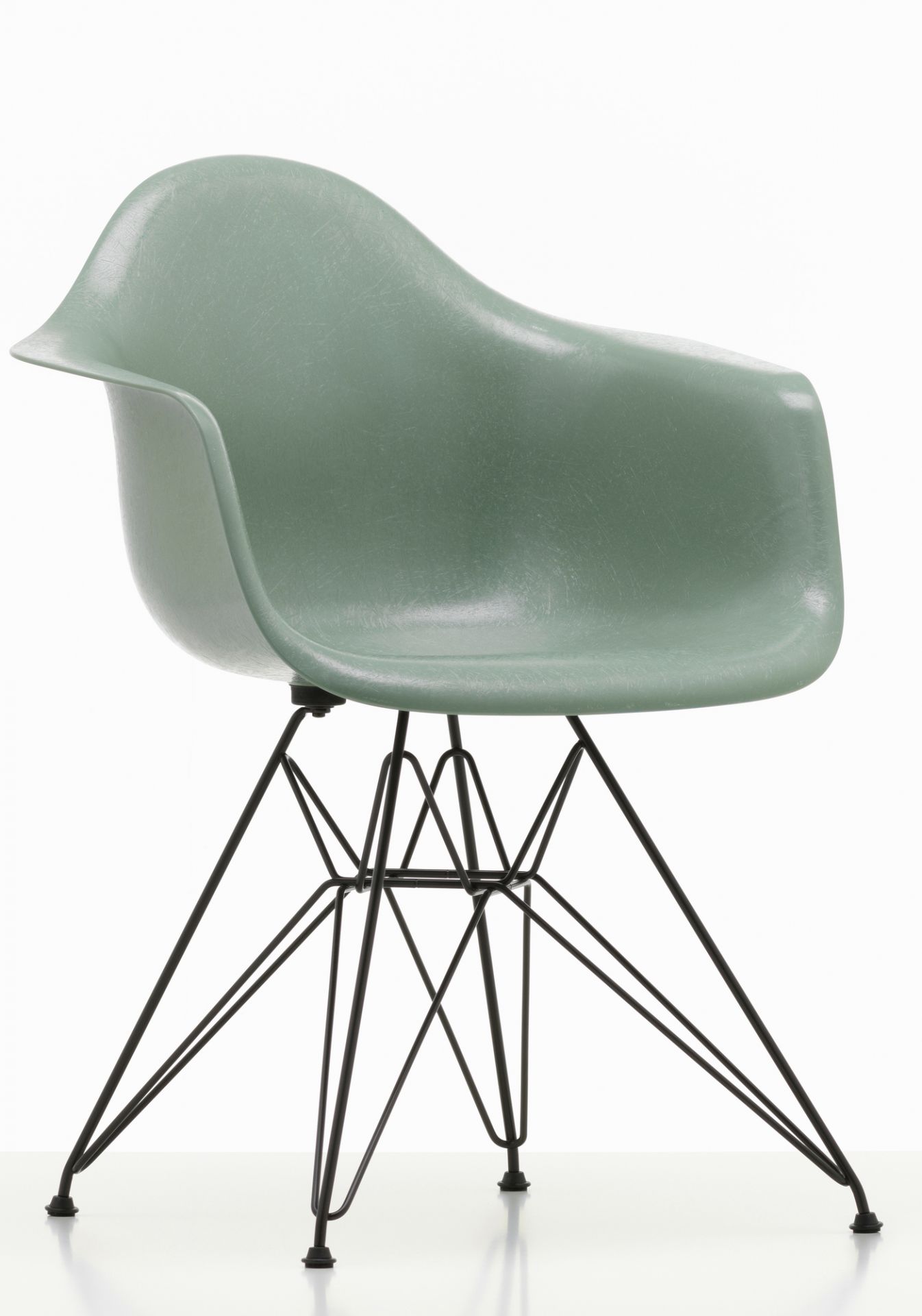 Eames Fiberglass Arm Chair DAR Stuhl von Vitra in Salbei mit schwarzem Eiffelturmgestell.