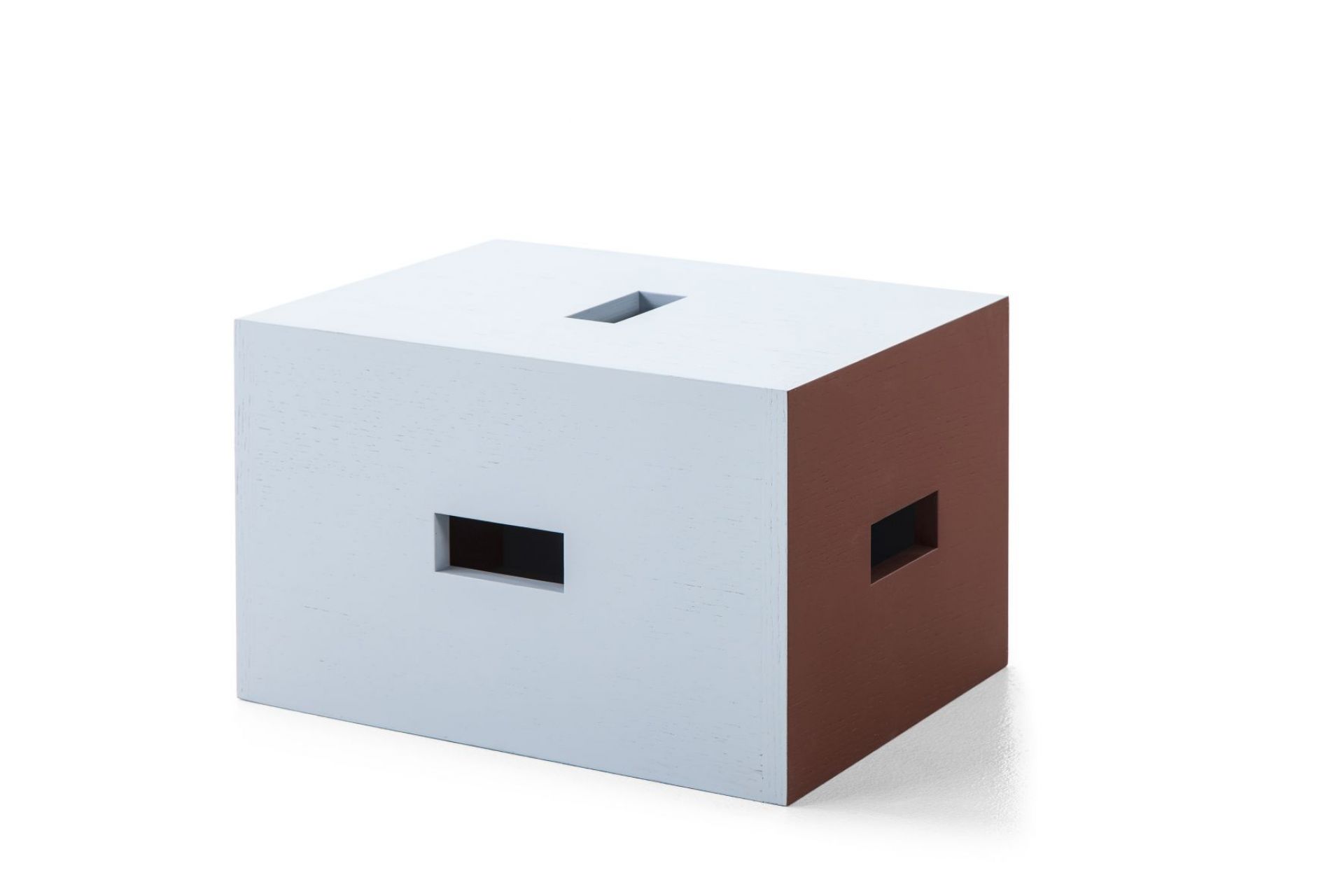 LC14 Tabouret Hocker von Cassina: Kubischer Holzhocker in Weiß und Braun mit rechteckigen Aussparungen.