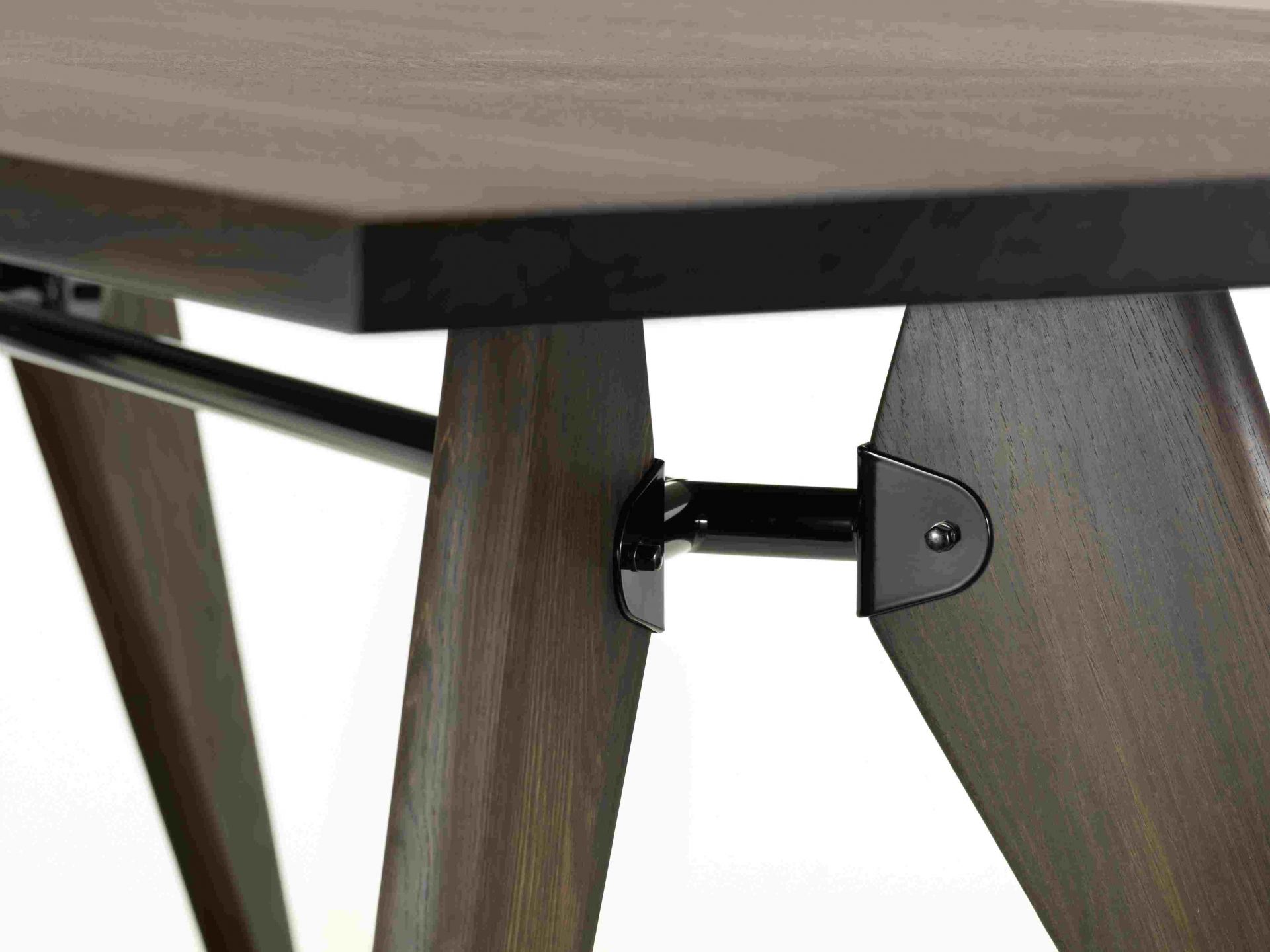 Detailaufnahme des Vitra Table S.A.M Bois Tisch mit Holzplatte und schwarzem Metallgestell, modernes Design.