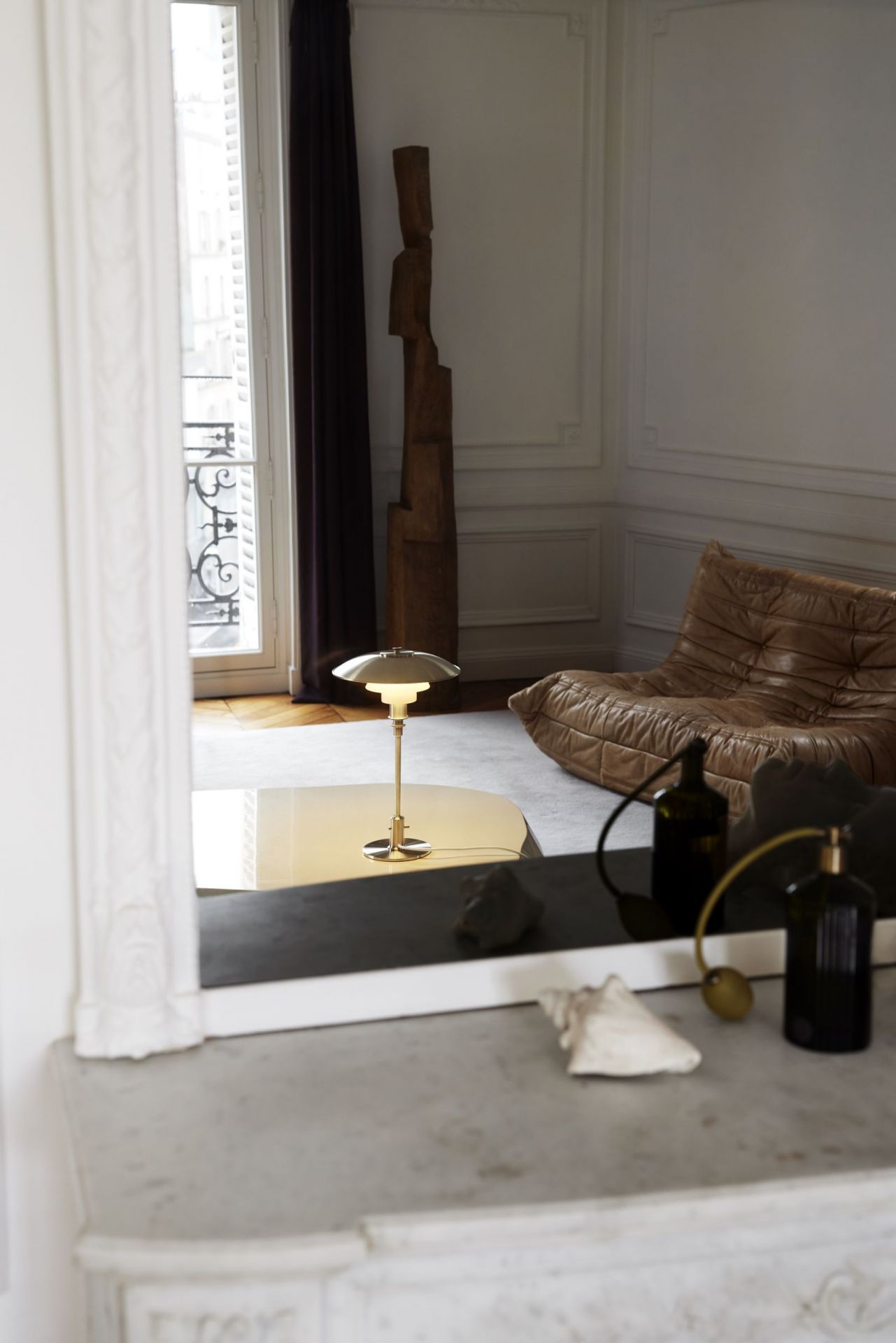 Nahaufnahme der PH 3/2 Tischleuchte Messing von Louis Poulsen in einem eleganten Wohnzimmer.