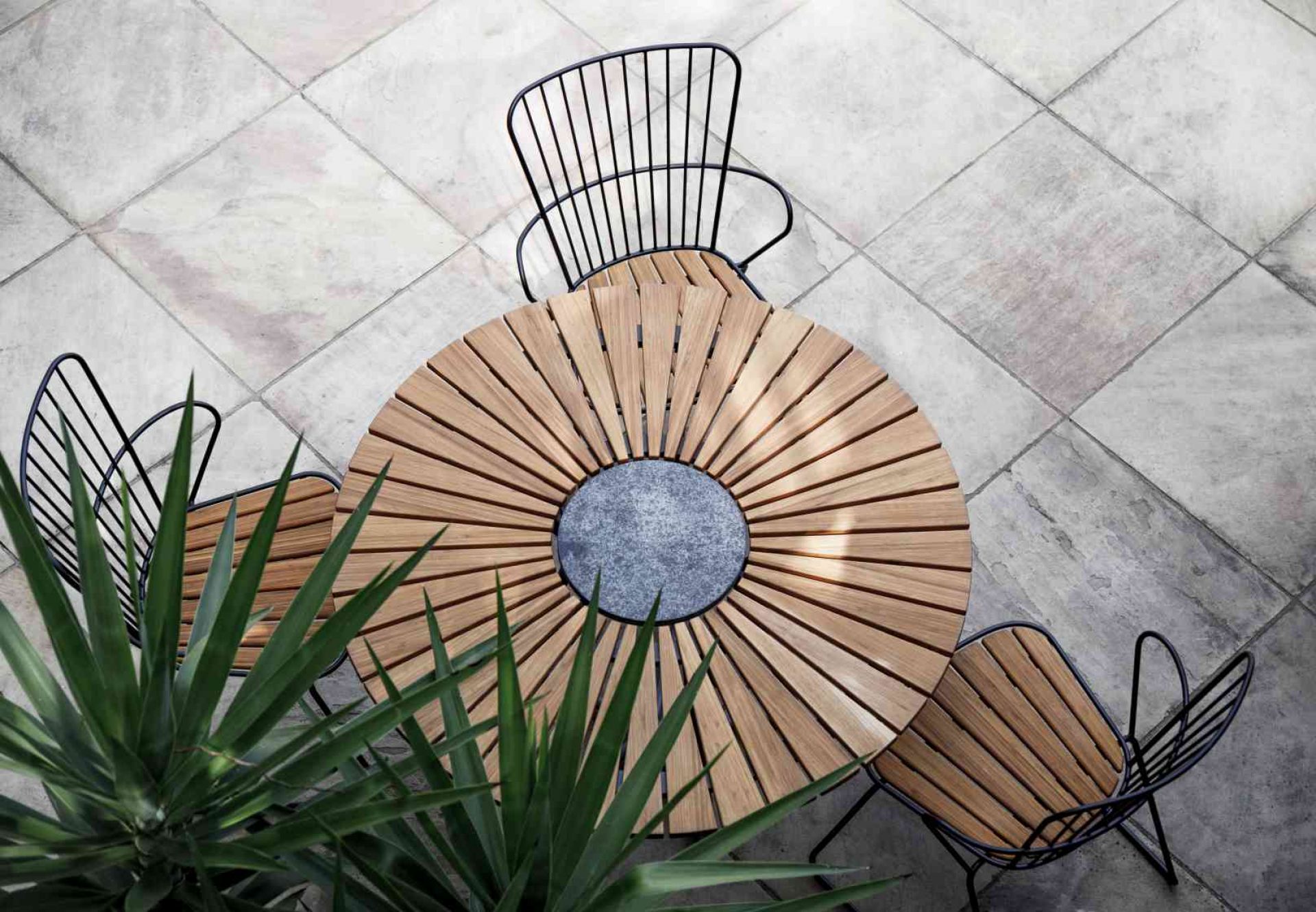 Draufsicht: Houe Circle Outdoor Tisch Ø 110 cm aus Holz mit Stühlen.
