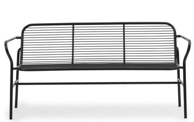 Vig Dining Bench Bank Outdoor von Normann Copenhagen, schwarze Gartenbank aus Metall mit Armlehnen.