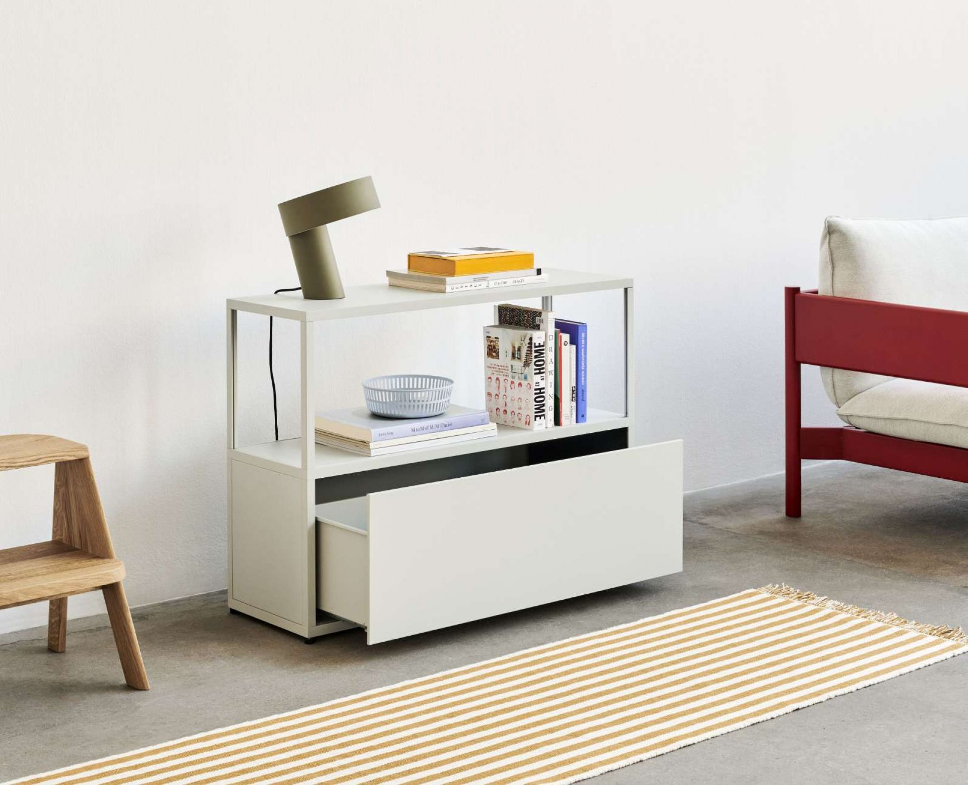 New Order Sideboard in Hellgrau mit offener Schublade. Modernes Regal für Wohnzimmer und Büro.