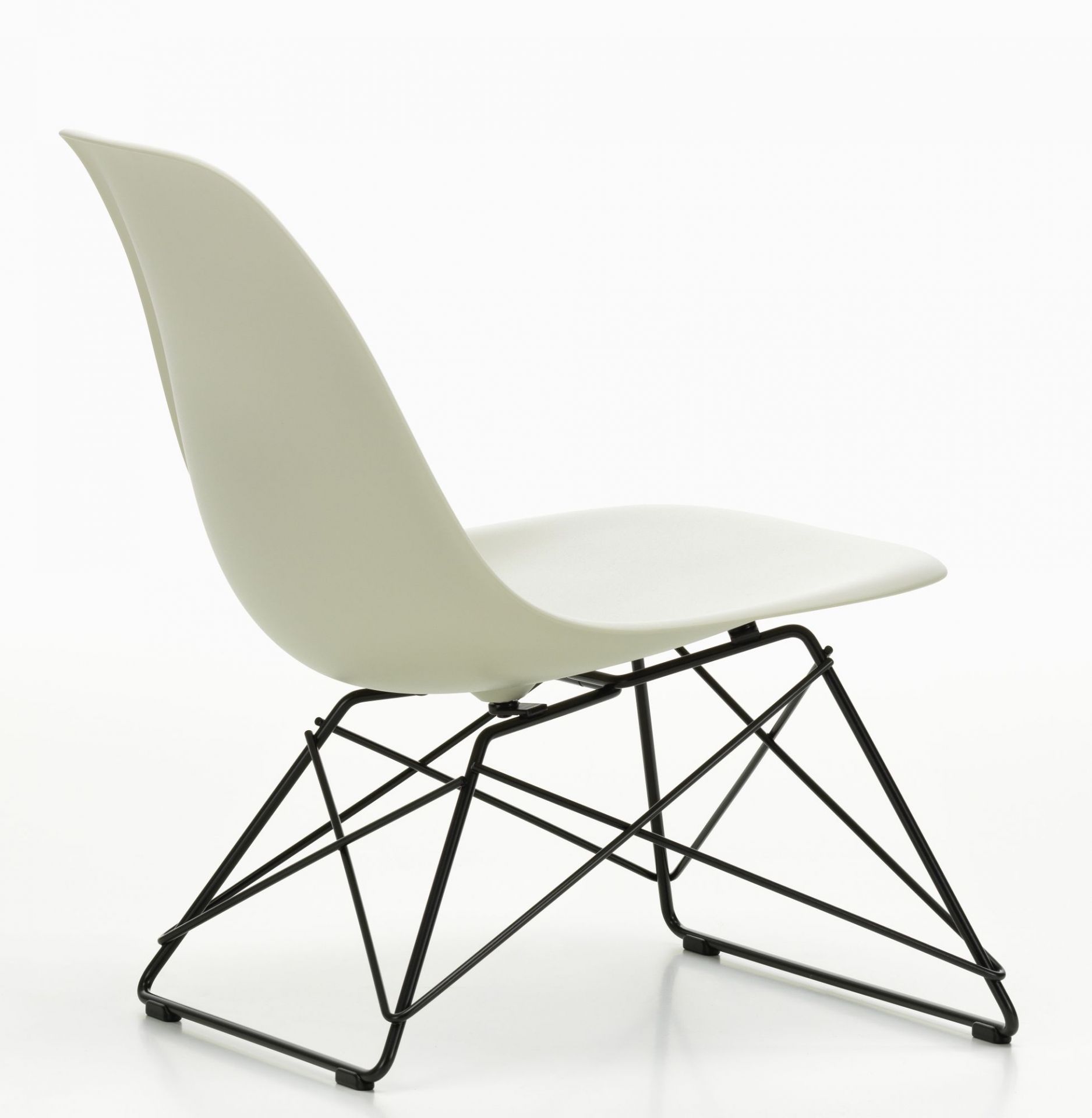 Eames Plastic Side Chair LSR von Vitra, hellgraue Sitzschale mit schwarzem Eiffelturm-Untergestell, seitliche Ansicht.