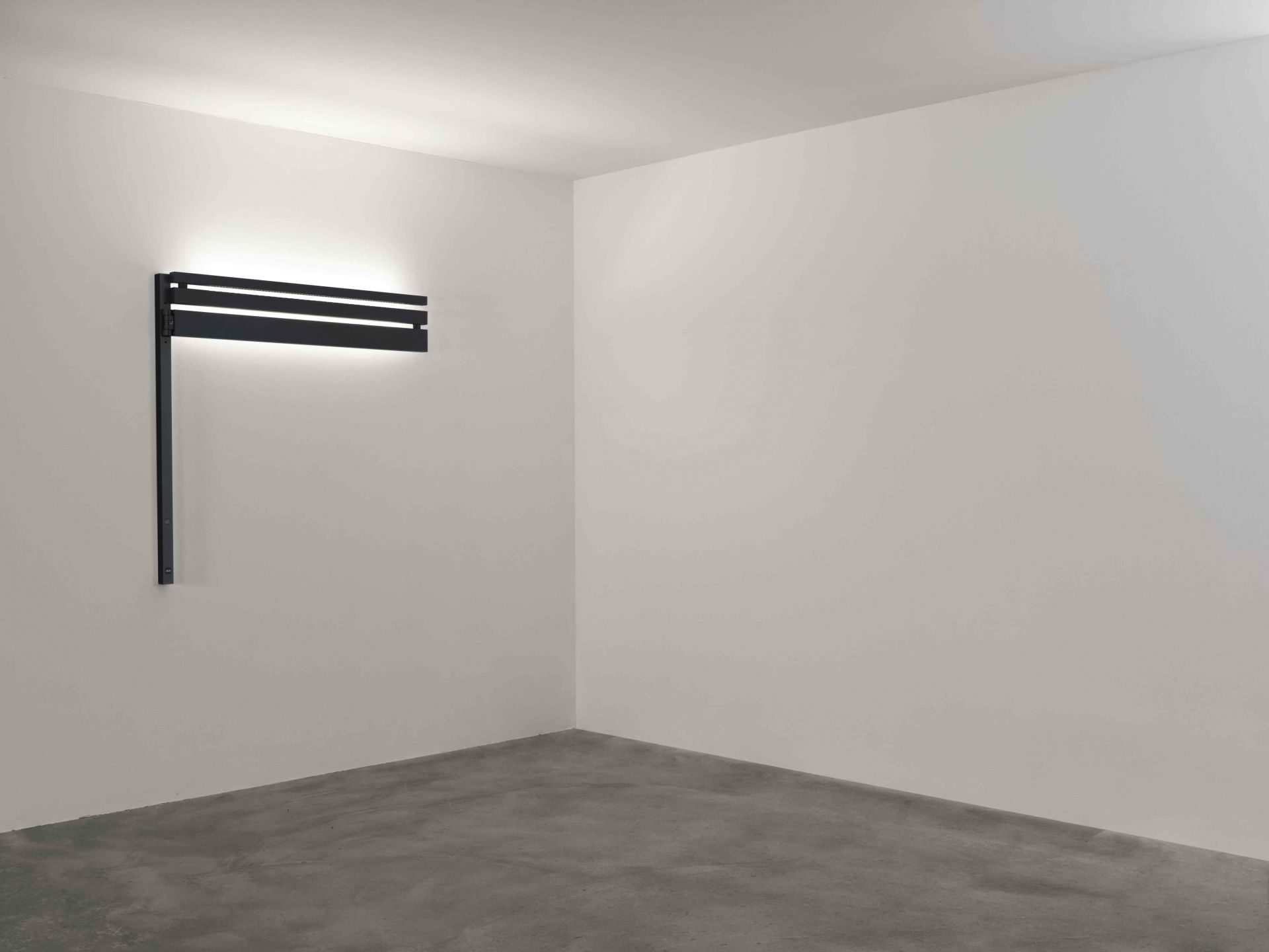 Minimalistische Black Flag Wandleuchte von Flos, modernes Design mit horizontalen Leuchtstreifen in einem hellen Raum.