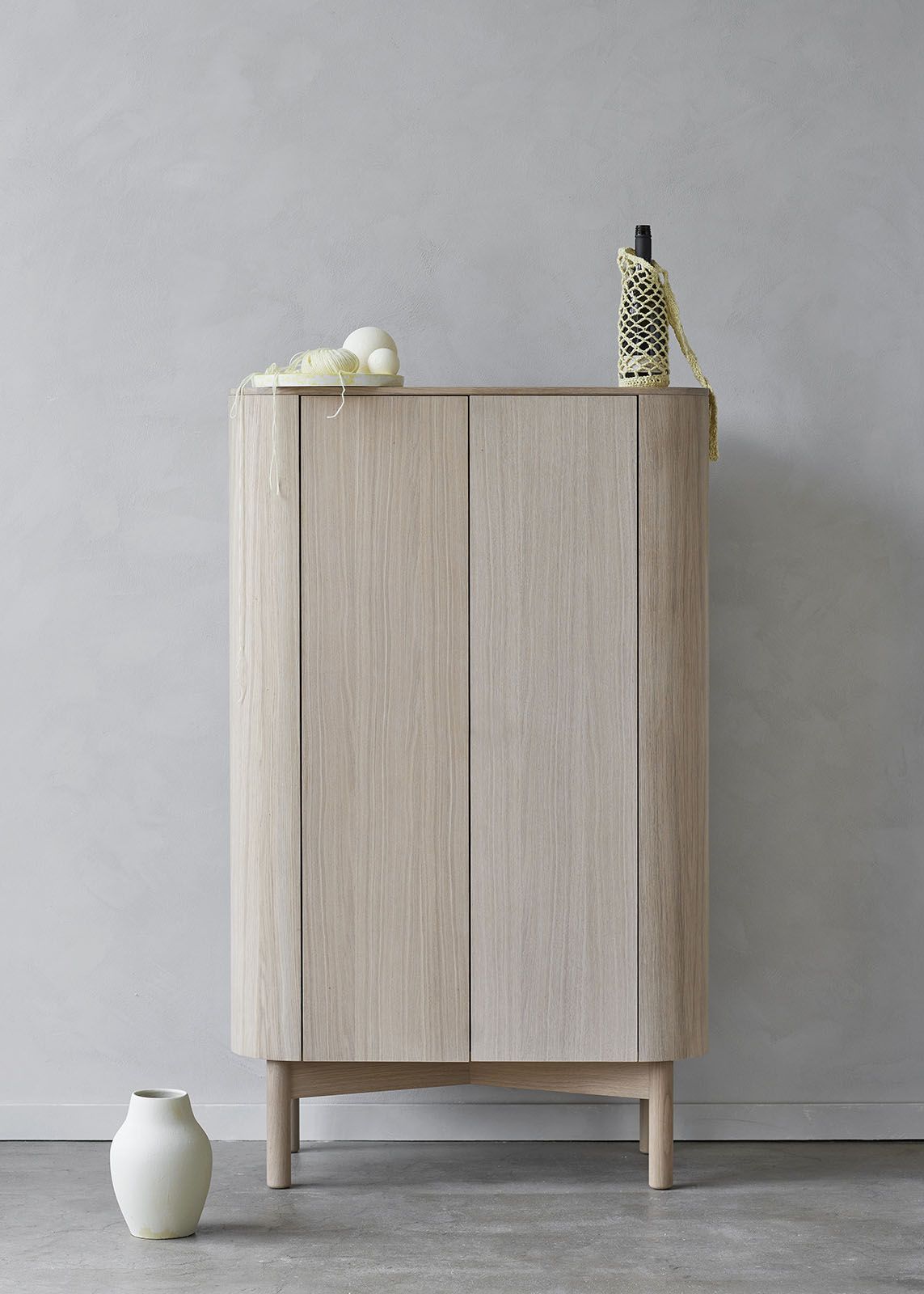 Loud Schrank aus geräucherter Eiche von Northern. Moderner Holzschrank mit drei Türen und Füßen.