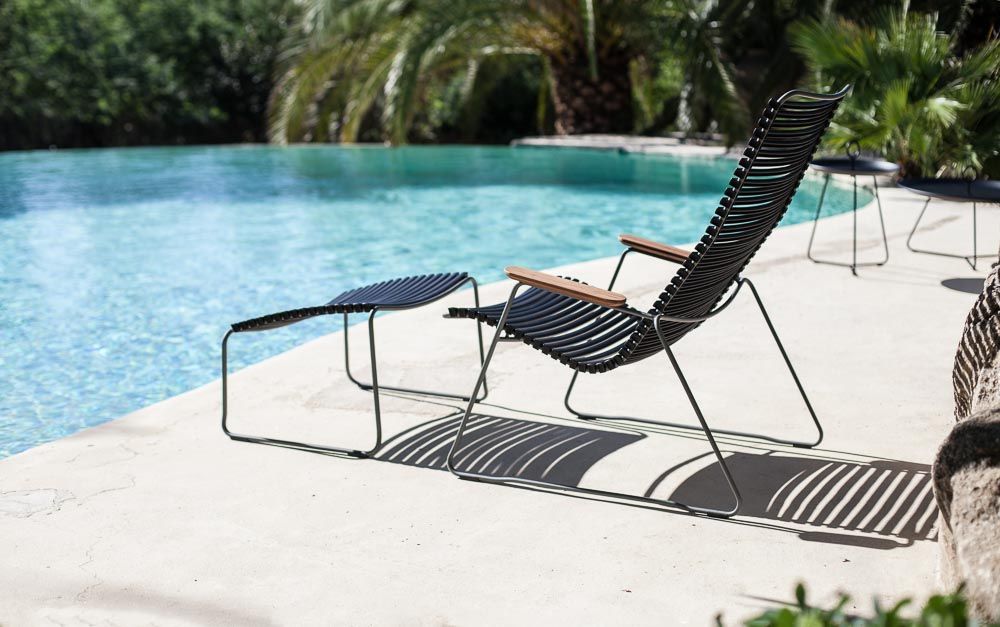 Houe Click Fußhocker für den Außenbereich neben einem Pool, modernes Gartenmöbel Design.