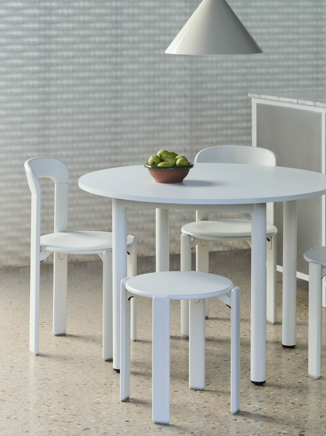 Weißer Annex Table Round Esstisch von Hay mit Stühlen und Obstschale in modernem Interieur.