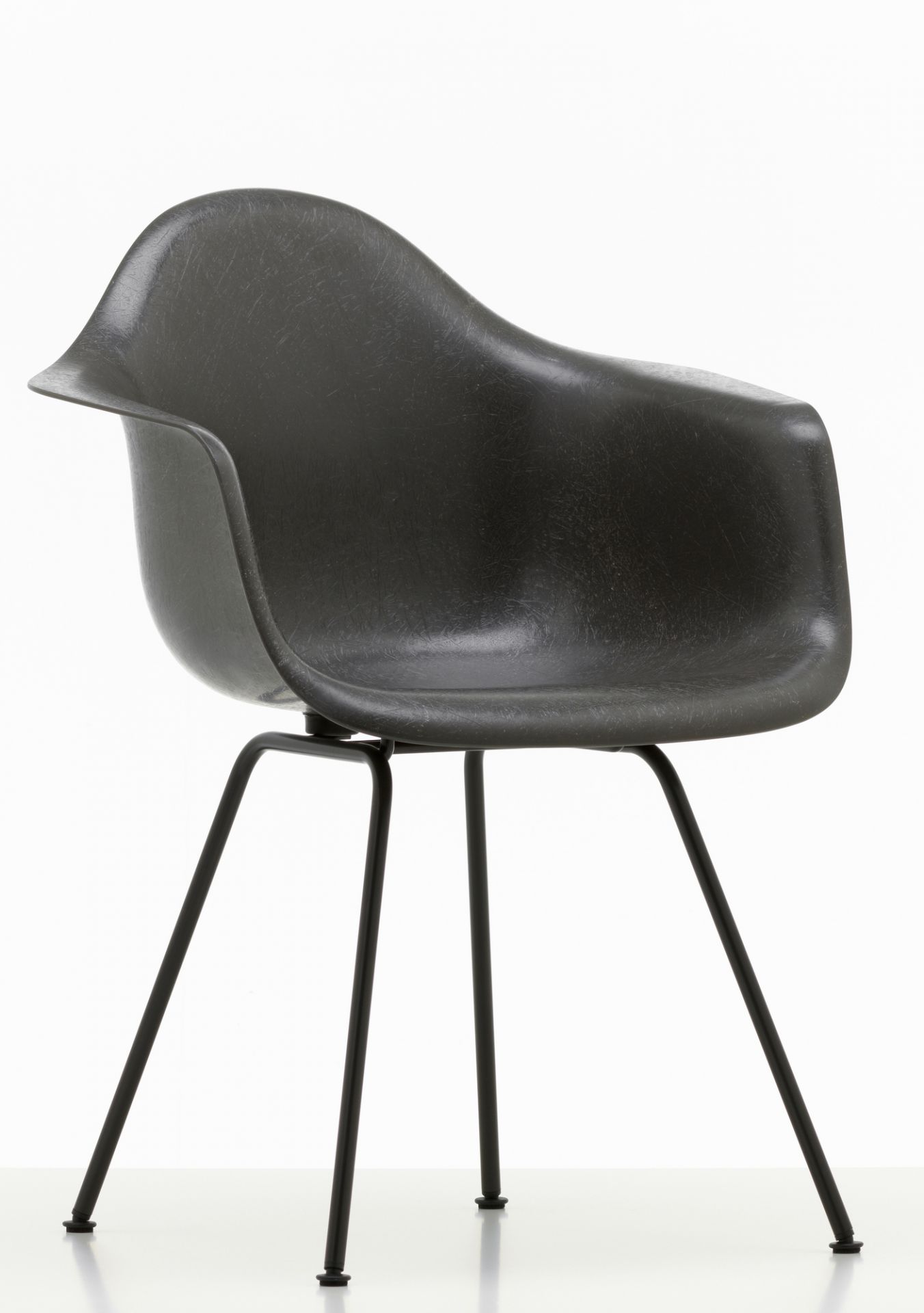 Grauer Eames Stuhl mit Armlehnen und schwarzem Metallgestell. Designklassiker von Vitra.