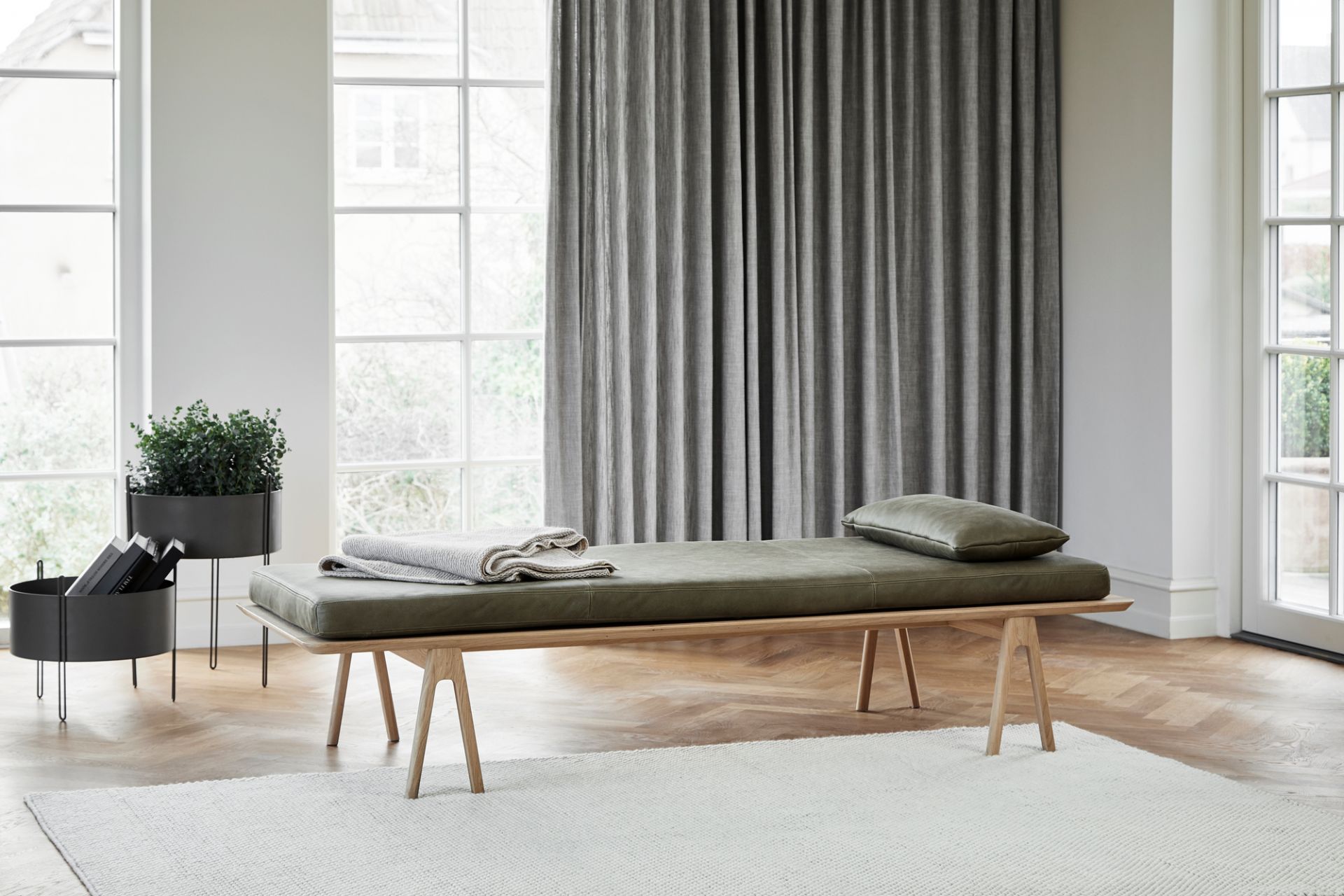 Weißgrauer Tact Teppich von Woud, 170x240 cm, in modernem Wohnzimmer. Hochwertiger Teppich für stilvolles Wohnen.