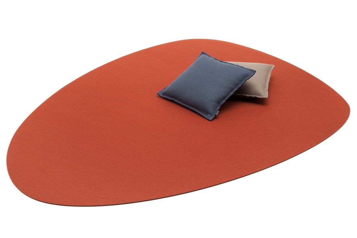 Oranger Stone Teppich von Hey Sign mit zwei Kissen in Blau und Beige.