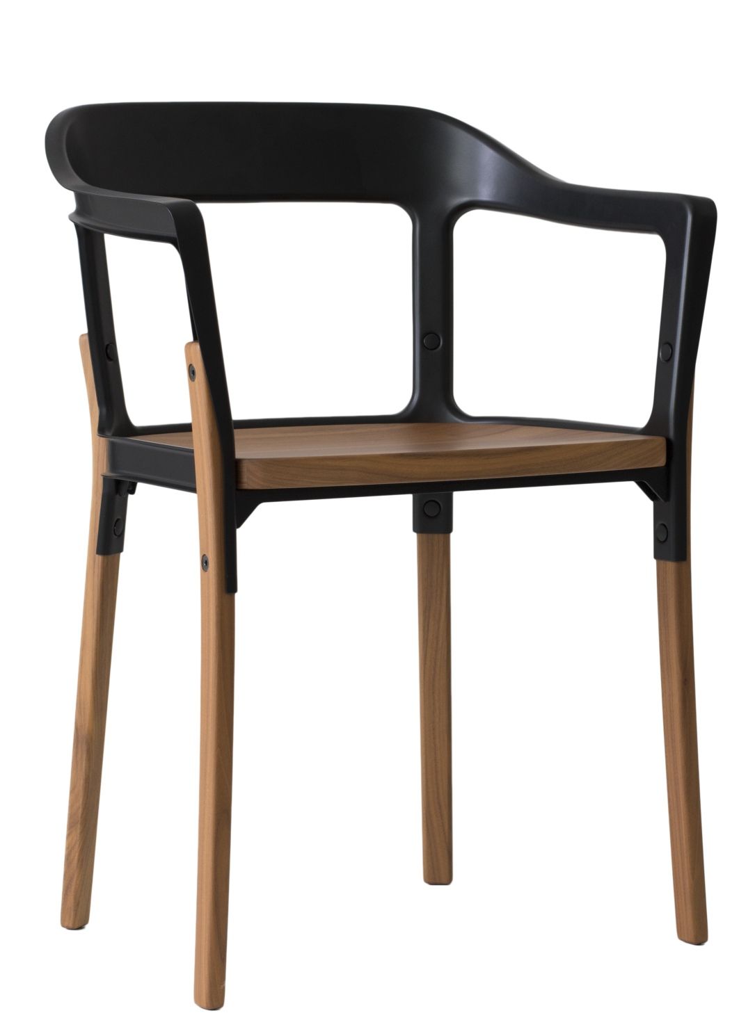 Magis Steelwood Chair Stuhl mit Armlehne, schwarzer Rahmen und Sitzfläche aus Holz, isoliert.