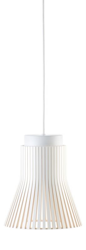 Weiße Petite 4600 Pendelleuchte von Secto Design mit Holzlamellen und weißem Textilkabel. Moderne Hängelampe.