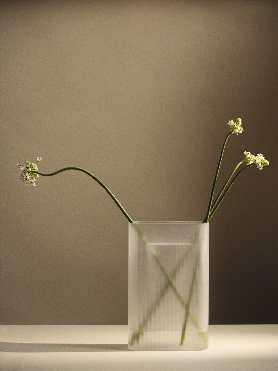 Ridge-vaas van Muuto, melkglazen, lichtblauw, H 35 cm
