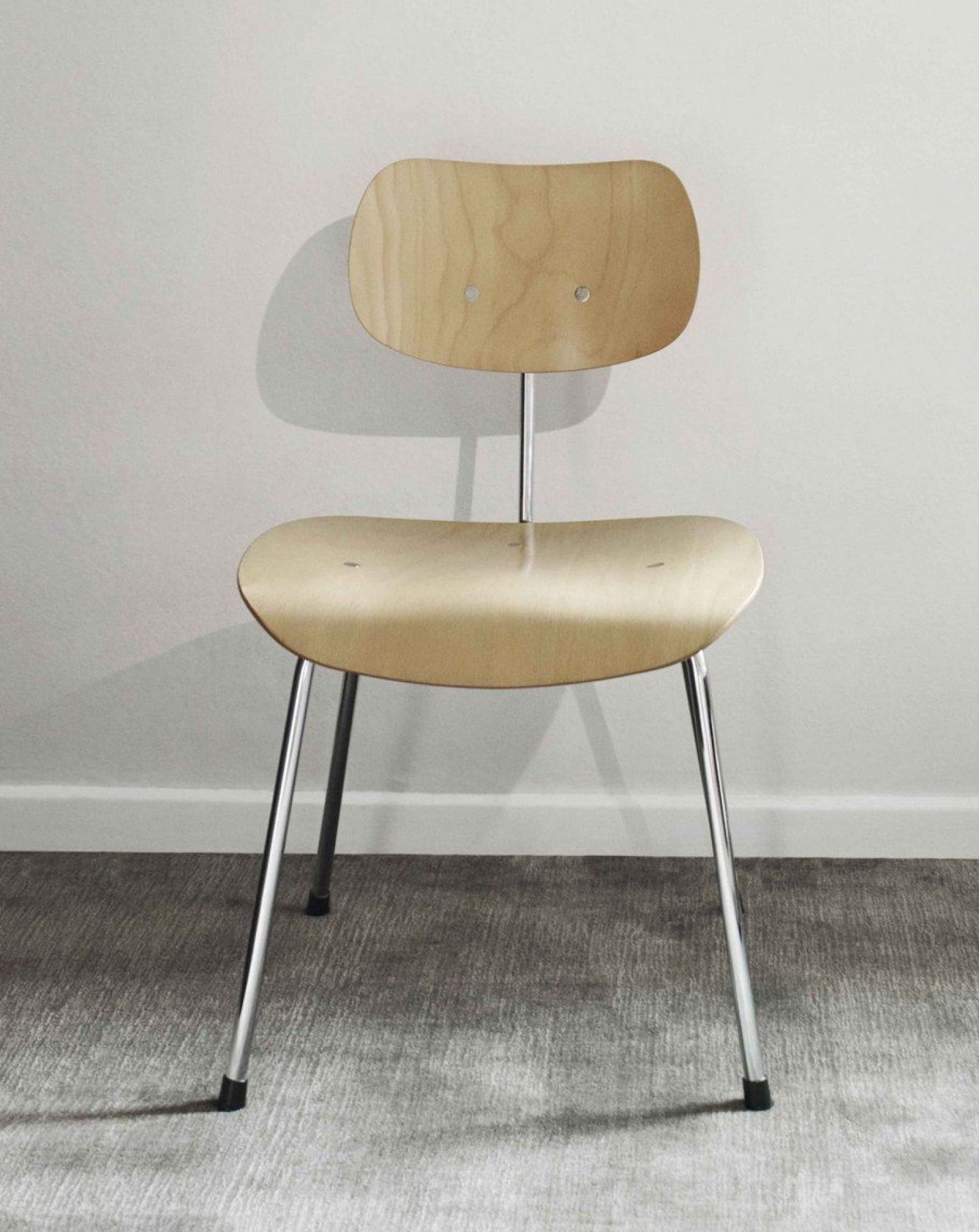SE 68 Stuhl von Wilde+Spieth, Holzstuhl mit Stahlgestell, Designklassiker für Esszimmer und Büro.