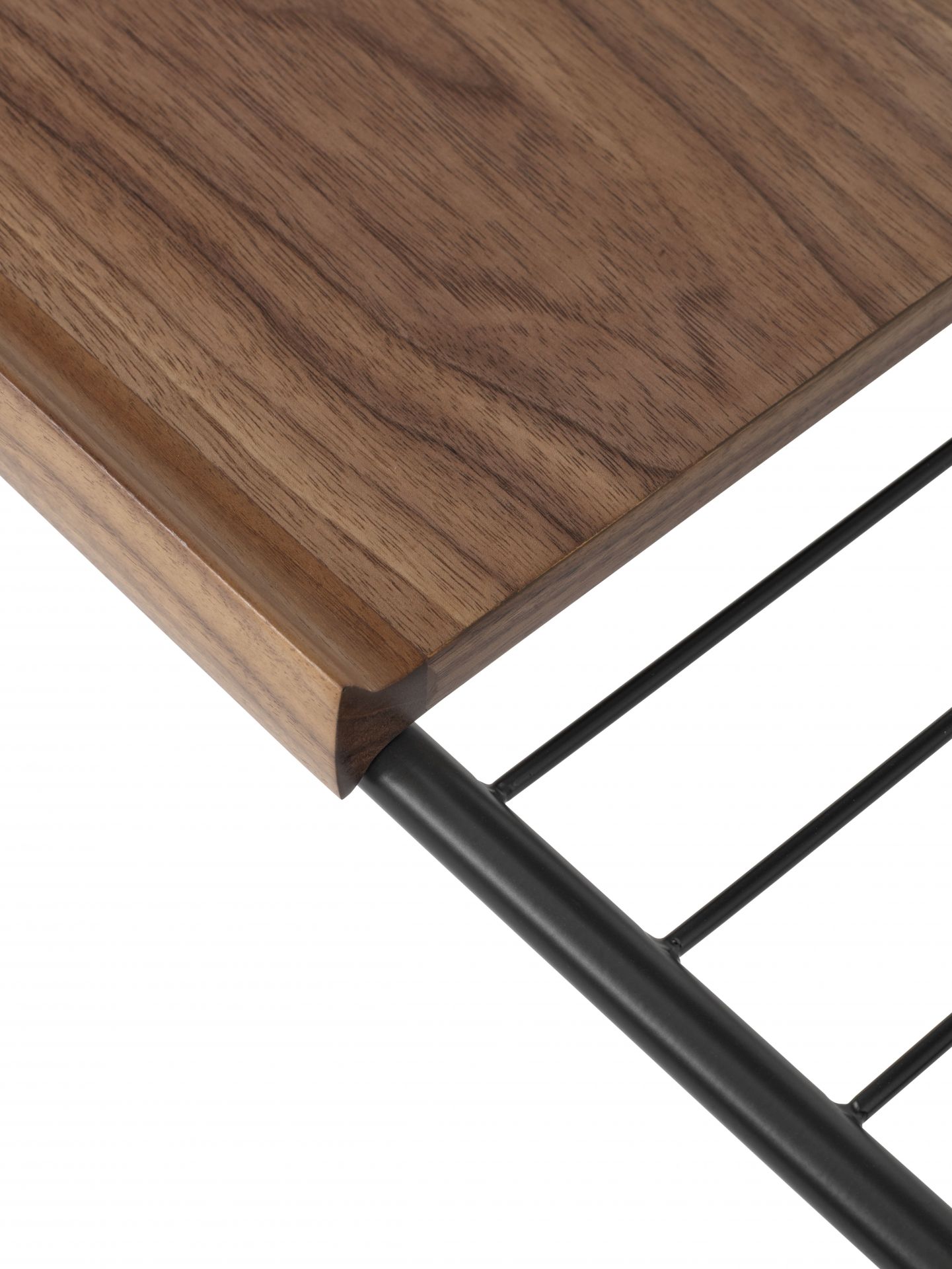 Detailaufnahme der Holzplatte und des schwarzen Metallgestells des AndTradition Alima Rollwagens.