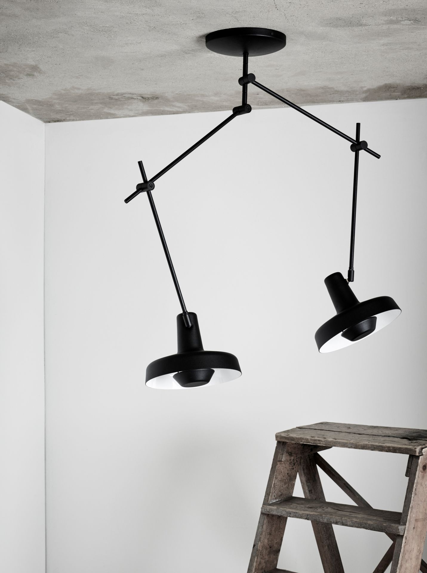 Schwarze Arigato Deckenleuchte von Grupa mit zwei Lampenschirmen und verstellbaren Armen im minimalistischen Design.