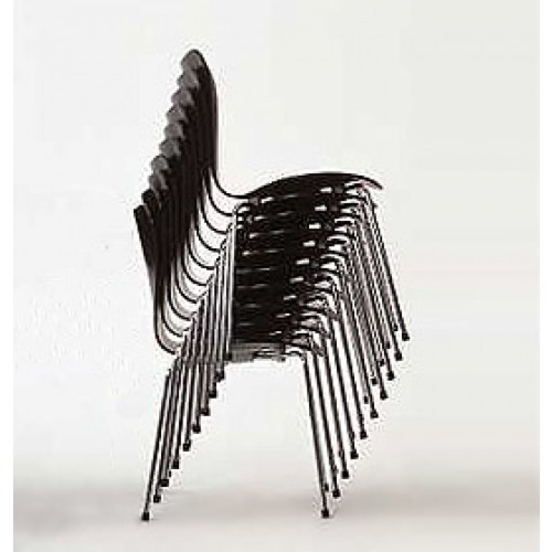 Stapel schwarzer Ameise Stühle 3100 von Fritz Hansen mit filigranem 3-Bein-Gestell.