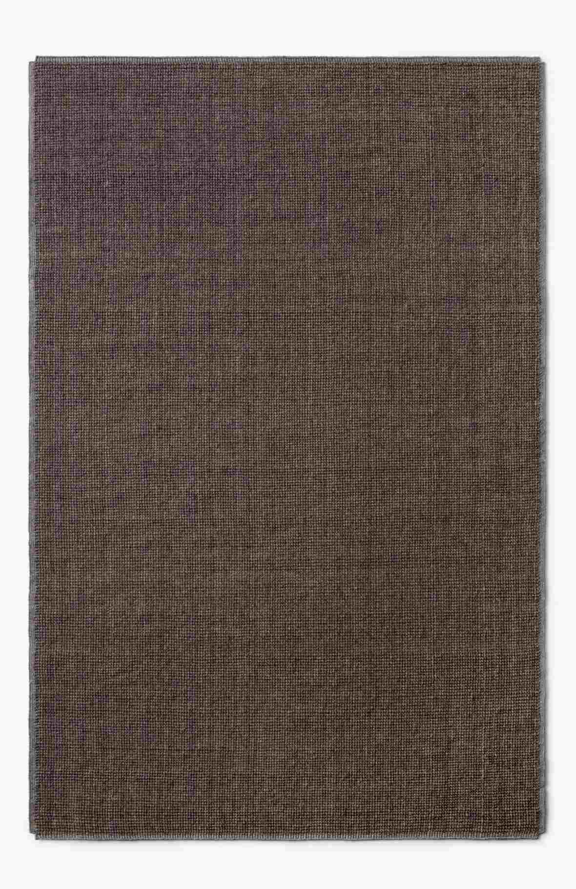 AndTradition Collect Rug SC84 & SC85: Detailaufnahme eines braunen Wollteppichs mit feiner Textur für Wohnzimmer und Schlafzimmer.